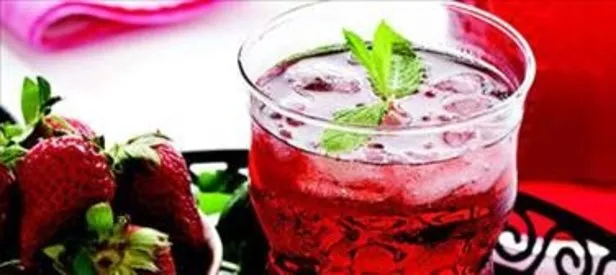 Ev Yapımı Çilek Suyu Tarifi