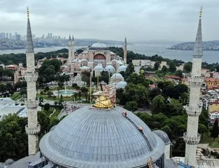 400 yıllık Sultanahmet Cami’nin sökülen dev kubbe alemi yerleştiriliyor