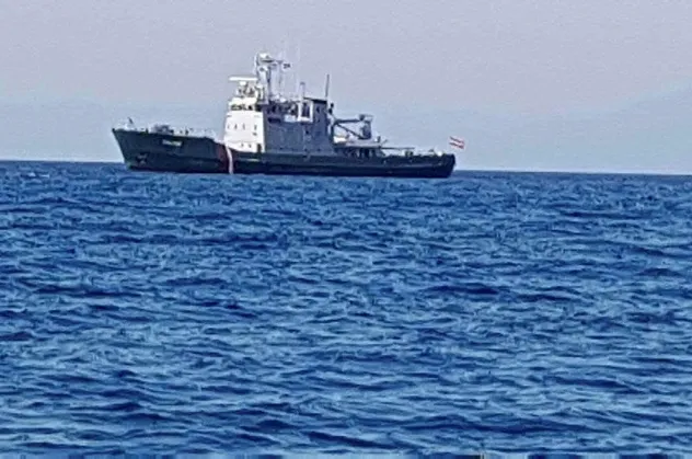 Yunan gemisi Kuşadası Körfezi’nde görüntülendi