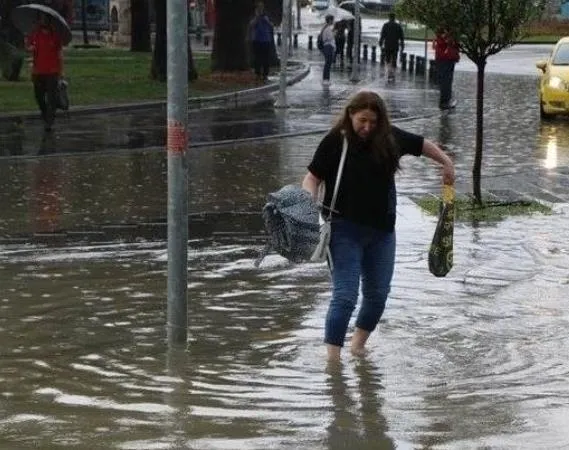 1694041693720.jpeg İstanbul'da sel felaketi! Metrekareye 125 kilogram yağış düştü: Dereler taştı, caddeler göle döndü-9