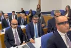 Meclis'te siyah bantlı protesto! Yeni Parti milletvekillerinden Halk TV'ye kayyum atanmasına tepki