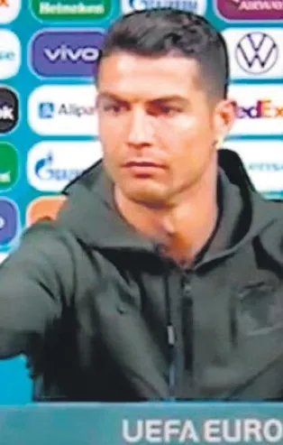 Ronaldo'nun kola şişelerini kenara atması ABD medyasına dert oldu!