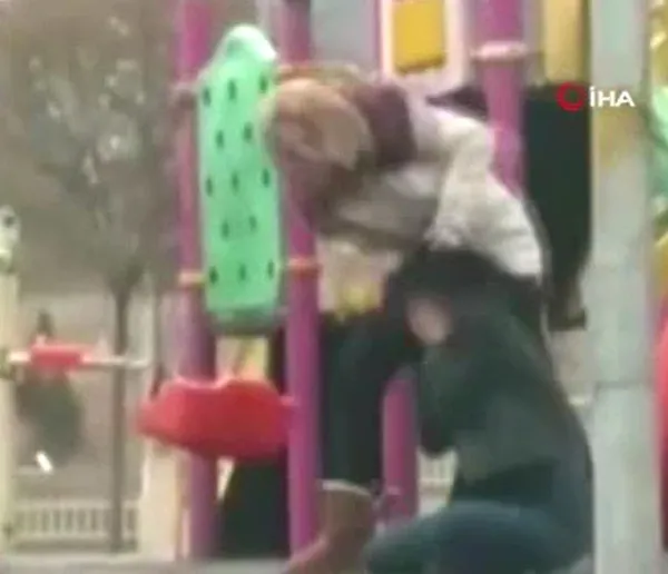 genc-kizlar-sac-saca-bas-basa-birbirlerine-girdi-parkta-tekme-tokat-kavga-1609413422773.jpg Genç kızlar saç saça baş başa birbirlerine girdi! Parkta tekme tokat kavga-6