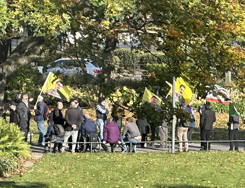 Yine İsveç yine polis eşliğinde PKK gösterisi!