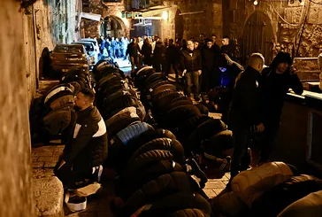 Katil İsrail Mescid-i Aksa'ya girmek isteyen Filistinlileri coplarla darbetti!