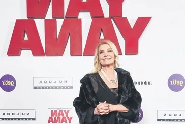 Derya Baykal gurur dolu anlar yaşadı! | Oğlu Mert Baykal’ın filmi ‘Soyut Dışavurumcu Bir Dostluğun Anatomisi’ gala yaptı!