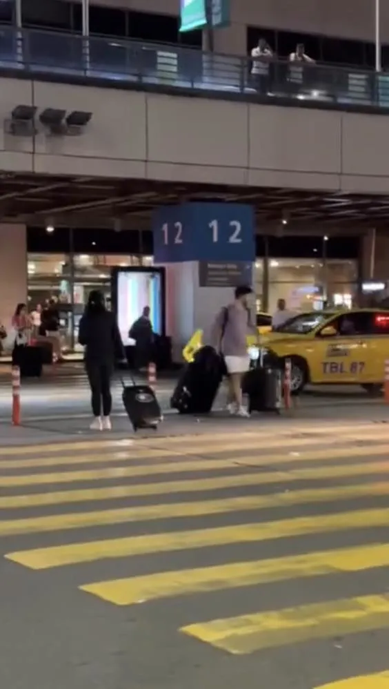 alkollu-taksici-ortaligi-birbirine-katti-sabiha-gokcen-havalimaninda-sok-goruntuler-1720255068462.jpeg Alkollü taksici ortalığı birbirine kattı: Sabiha Gökçen Havalimanı'nda şok görüntüler-3