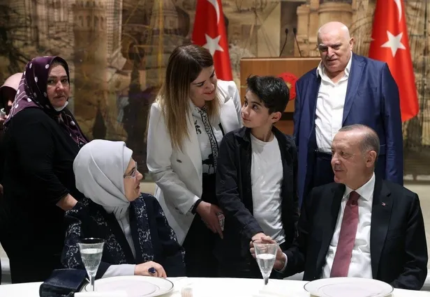 baskan-recep-tayyip-erdoganin-esi-emine-erdogan-iftarda-sehit-aileleriyle-bulustu-1648930732436.jpeg