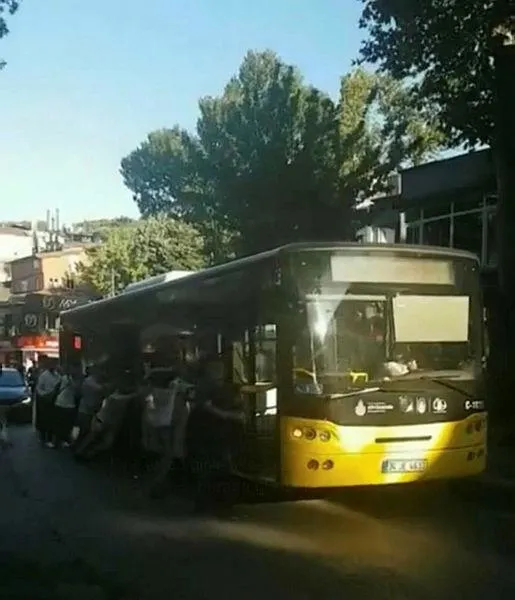 chpli-ibbnin-yandasa-verdigi-iett-ihalesinin-ceremesini-istanbullu-cekiyor-yine-yolda-kaldi-yolcular-el-birlig-1657048655469.jpeg CHP'li İBB'nin yandaşa verdiği İETT ihalesinin ceremesini İstanbullu çekiyor! Yine yolda kaldı yolcular el birliğiyle itti-4