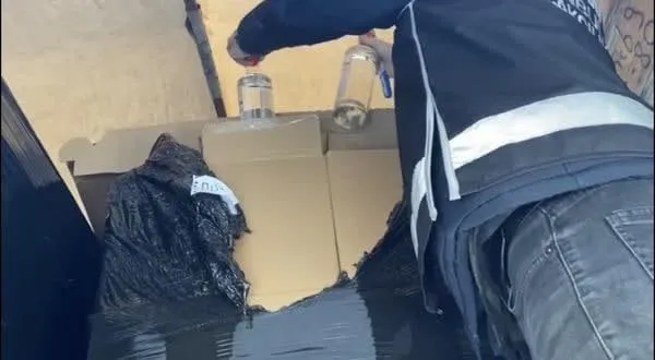 Ümraniye'de TIR'da 2 bin 640 şişe sahte içki yakalandı-2