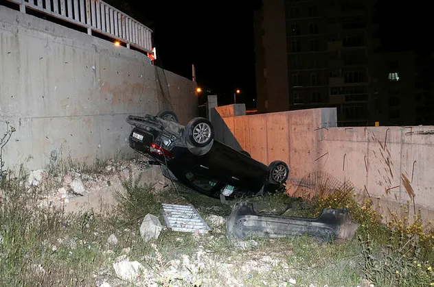 Korkulukları aştı ters döndü! İzmir'de feci kaza