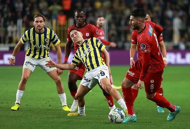 fenerbahce-zorlu-sivasspor-macinda-10-kisi-kalmasina-ragmen-3-puani-almayi-basardi-1667848516280.jpeg