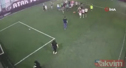 Halı saha boks ringine döndü! Tekme tokat daldılar