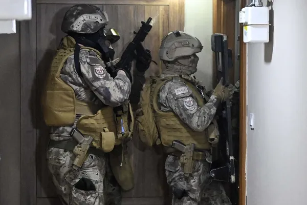 istanbul-merkezli-18-ilde-siber-dolandiricilik-operasyonu-153-kisi-gozaltinda-1680841467196.jpg İstanbul merkezli 18 ilde siber dolandırıcılık operasyonu: 153 kişi gözaltında-6