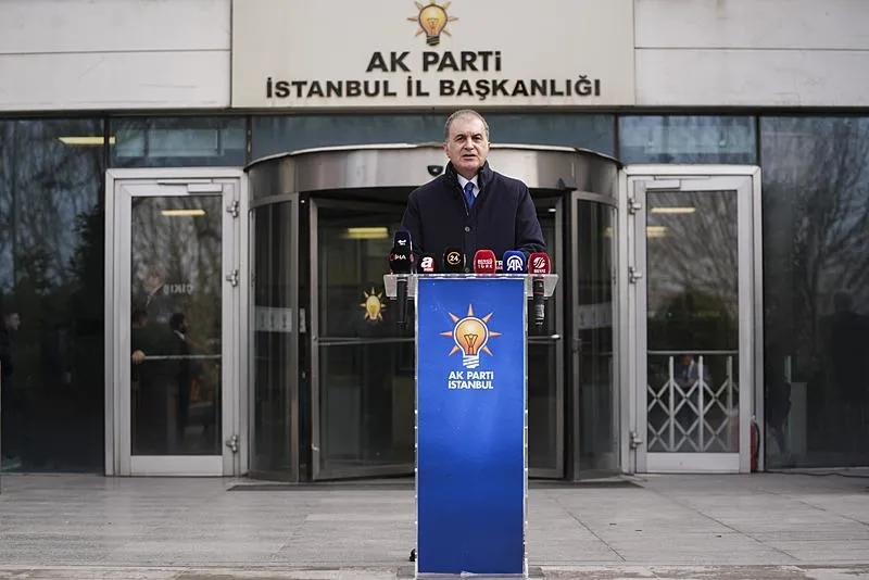 AK Parti Genel Başkan Yardımcısı ve Parti Sözcüsü Ömer Çelik, AK Parti İstanbul İl Başkanlığında gazetecilere açıklamalarda bulundu. (AA)