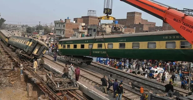 Pakistan facianın eşiğinden döndü! Yolcu treni raydan çıktı seferler durdu