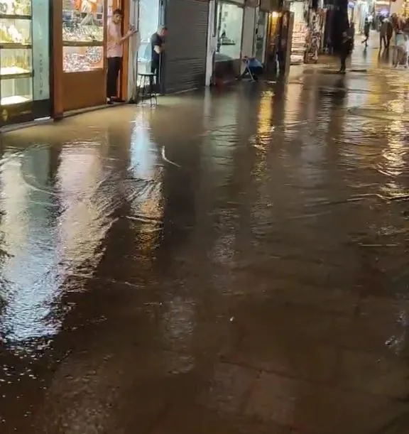 istanbulda-yine-cile-yagmur-sonrasi-kapalicarsi-ve-tahtakaleyi-su-basti-1695985492346.jpg İstanbul'da yine çile! Yağmur sonrası Kapalıçarşı ve Tahtakale'yi su bastı-2