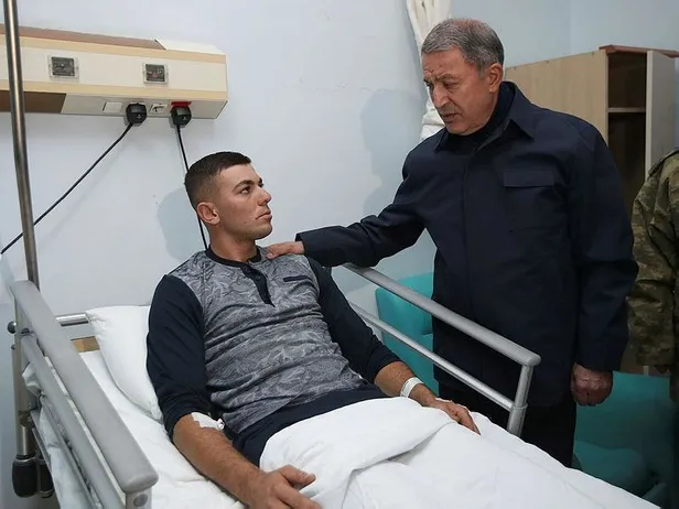 Milli Savunma Bakanı Akar patlamanın olduğu Hakkari'de-2