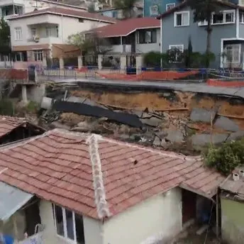 Maltepe’de Gülensu Mahallesi Gazi Sokak’ta yol çöktü Binaların çatısına çöken yol havadan görüntülendi