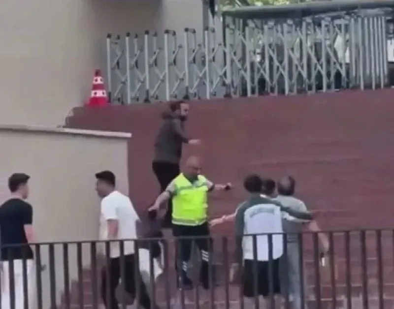 1785857615512.jpeg Lucas Torreira'ya yumrukla saldırmıştı: İstenen ceza belli oldu! Olayın sebebi kız meselesi-3