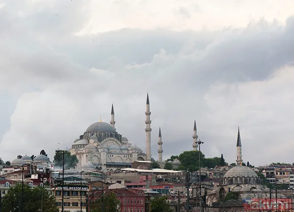 CAMİNİN SIRRI ÇÖZÜLEMEYEN AKUSTİĞİ Mimar Sinan, camide verilen vaazın duyulması için akustik sistemi üzerinde çalıştı, sesin bir noktadan çıkarak caminin her...