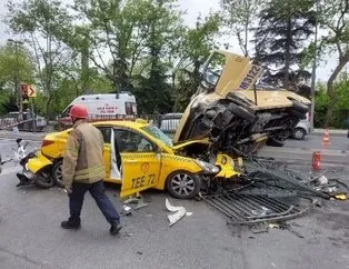 Eyüpsultan’da minibüs taksinin üstüne devrildi
