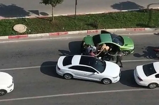 Mersin'de pes dedirten görüntüler: Trafikte tartıştığı 3 kadını sopayla dövdü