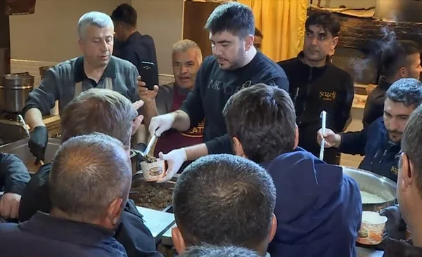 bakan-varanktan-binlerce-depremzedeye-kucak-acan-yeniden-hayat-lokantasina-ziyaret-1679386929831.jpg Bakan Varank’tan binlerce depremzedeye kucak açan Yeniden Hayat Lokantası'na ziyaret!-2