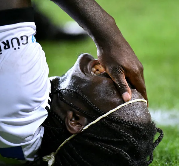 nsakaladan-kendisine-ilk-mudahaleyi-yapan-necip-uysala-tesekkurler-kardes-1629637778066.jpg N’Sakala'dan kendisine ilk müdahaleyi yapan Necip Uysal'a: Teşekkürler kardeş-4