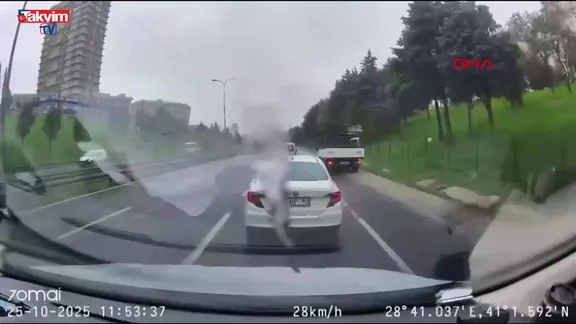 Esenyurt'ta 4 aracın karıştığı zincirleme kaza... O anlar kamerada!