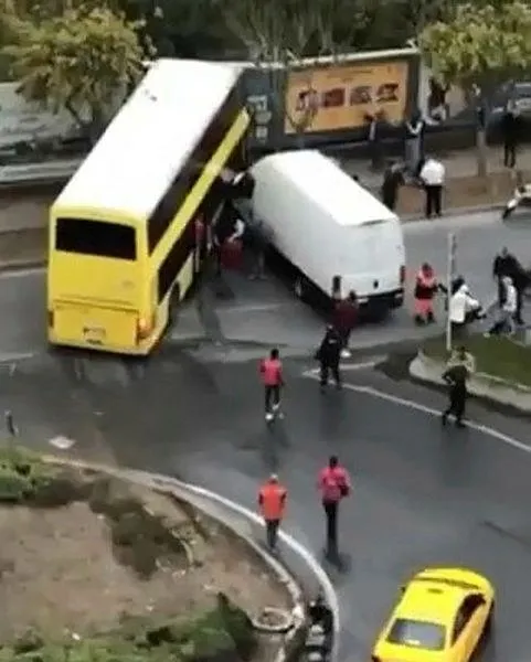 yine-facia-basaksehirde-iett-otobusu-reklam-panolarina-carpti-1667823395176.jpeg Yine facia! Başakşehir'de İETT otobüsü reklam panolarına çarptı-4