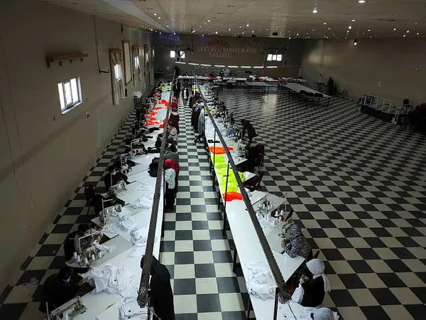 salgin-yuzunden-dugunsalonunutekstil-atolyesine-donusturen-batmanli-girisimci-70-kisiye-is-verdi-1610146666895.jpg Salgın yüzünden düğün salonunu tekstil atölyesine dönüştüren Batmanlı girişimci 70 kişiye iş verdi-5