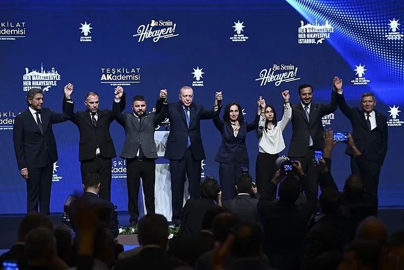 Başkan Erdoğan, AK Parti İstanbul İl Başkanı Abdullah Özdemir (sağ 2), AK Parti Genel Başkan Yardımcısı Mustafa Demir (solda), CHP'den istifa ederek AK Parti'ye katılan Beykoz Belediye Başkan Vekili Özlem Vural Gürzel (sağ 4) ve Beykoz Belediye Meclis Üyesi Nevzat Cebeci (sol 3) ile fotoğraf çektirdi. (AA.)