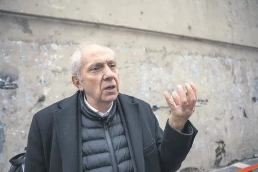 chpli-ibbnin-asirlik-cinarlari-katletmesine-ilce-sakinleri-isyan-etti-ataturk-fotograflarini-kaldirdilar-simdi-1647656945286.jpeg CHP'li İBB'nin rezaletine ilçe sakinleri isyan etti: Atatürk fotoğraflarını kaldırdılar, şimdi çınarları katlettiler-3