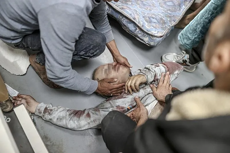 Katil İsrail ordusu, Gazze Şeridi'nin orta kesimindeki Ez-Zuvayde bölgesine düzenlediği saldırı sonucu ölü ve yaralıların olduğu bildirildi. Saldırıda yaralanan Filistinliler, Aksa Şehitleri Hastanesi'ne kaldırıldı. (9 Mart 2024)