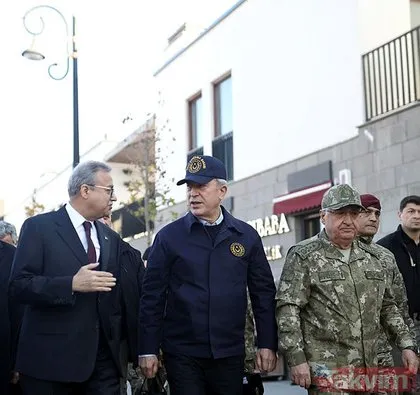 Milli Savunma Bakanı Hulusi Akar, TSK komuta kademesi ile Diyarbakır Sur sokaklarında