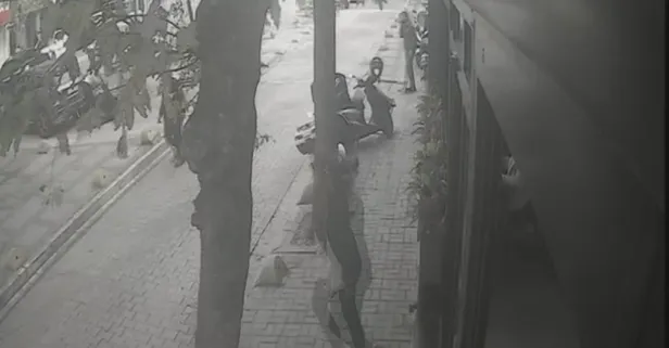 Bakırköy'de sokakta kedi besleyen iş insanını, yolu kapattığını öne sürerek darp etti