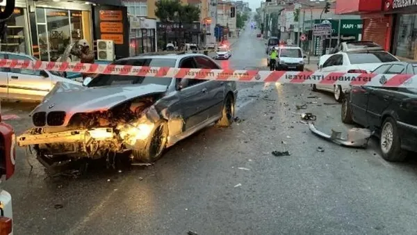 Ümraniye'de feci kaza! Park halindeki otomobiller yer değiştirdi!-1