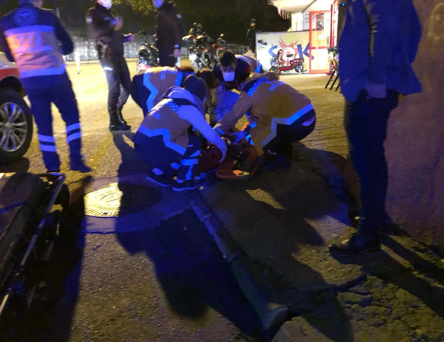 Tartıştığı adamın başında cam şişe kırdı