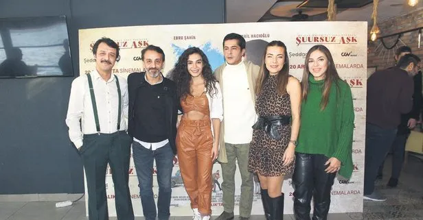 ’Hercai’nin yıldızı Ebru Şahin yeni filmi ‘Şuursuz Aşk’ın basın toplantısına karın kaslarıyla damga vurdu!