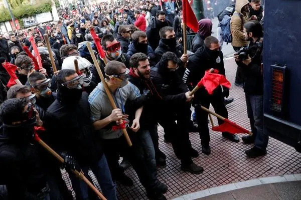 Son dakika: Yunanistan'da olaylı gösteri! Göstericiler poliste çatıştı...-4