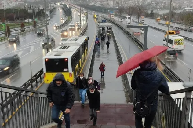 SON DAKİKA: İstanbul'da sağanak yağış vatandaşlara zor anlar yaşattı!