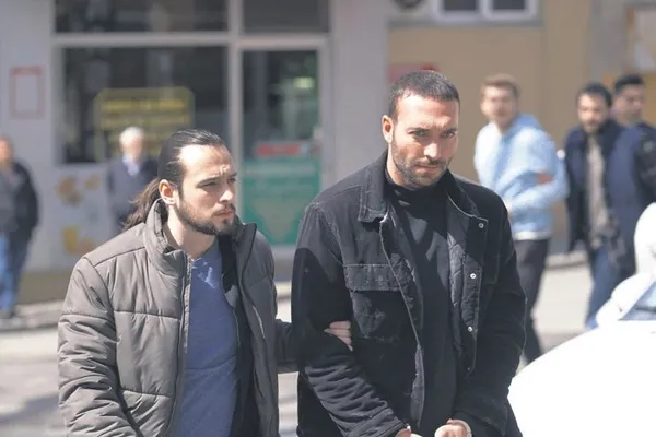 gulayse-oz-ailesinin-eyubogullari-oldugunu-ogrenecek-mi-1680978357625.jpeg Ateş Kuşları’nda Gülayşe öz ailesinin Eyüboğulları olduğunu öğrenecek mi?-2