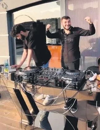 Ünlü isimlerden villada kaçak parti! Esra Balamir, Kaan Orkun, Ayşegül Çınar, Ekin Uzunlar...-3