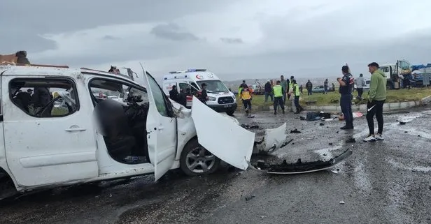 Sivasta feci kaza! Vinçle çarpışan otomobilde baba-oğul öldü: 4 kişi yaralandı