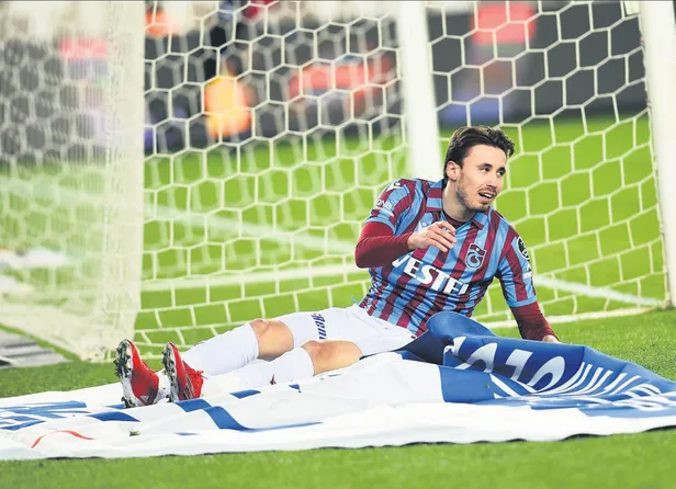 mostafa-mohamedin-yerine-forvet-arayislarini-surduren-galatasaray-kadewere-gundemine-aldi-1658614658968.jpg Mostafa Mohamed’in yerine forvet arayışlarını sürdüren Galatasaray Kadewere gündemine aldı-13