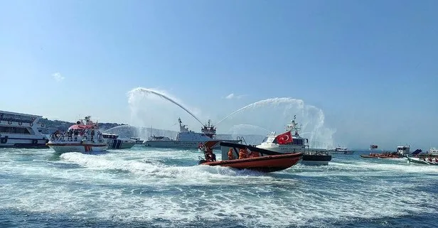 İstanbul’da Denizcilik ve Kabotaj Bayramı törenle kutlandı: Gemiler İstanbul Boğazı’nda su takı oluşturdu