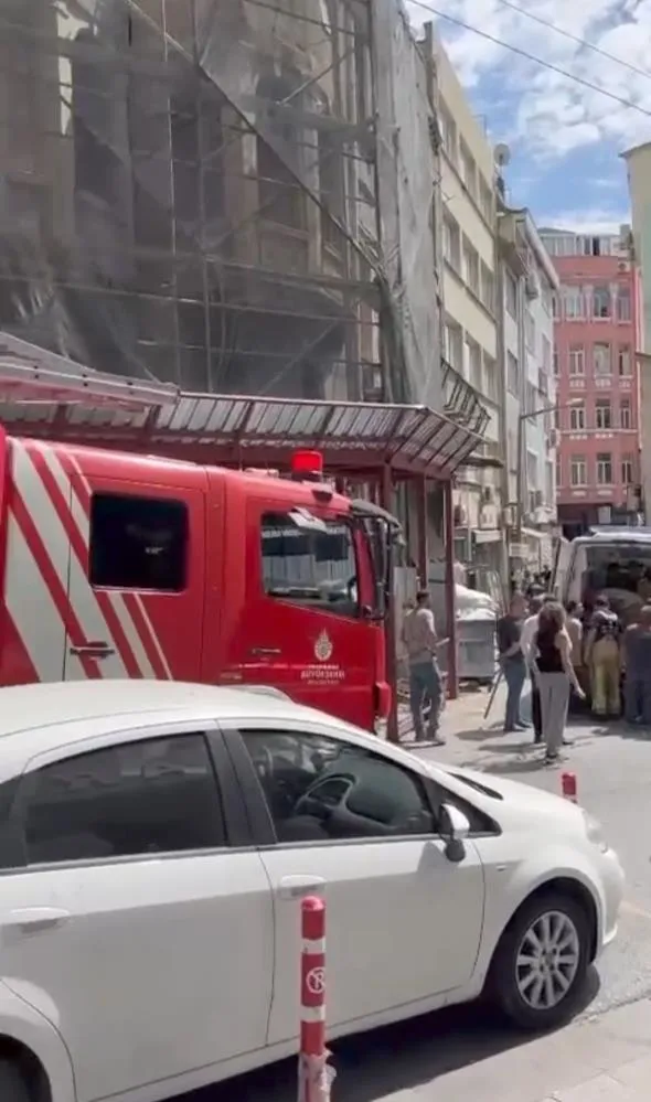 beyoglunda-zamanla-yaris-klima-takarken-5-kattan-dusen-isci-icin-seferber-oldular-1693663106722.jpeg Beyoğlu'nda zamanla yarış! Klima takarken 5. kattan düşen işçi için seferber oldular-2