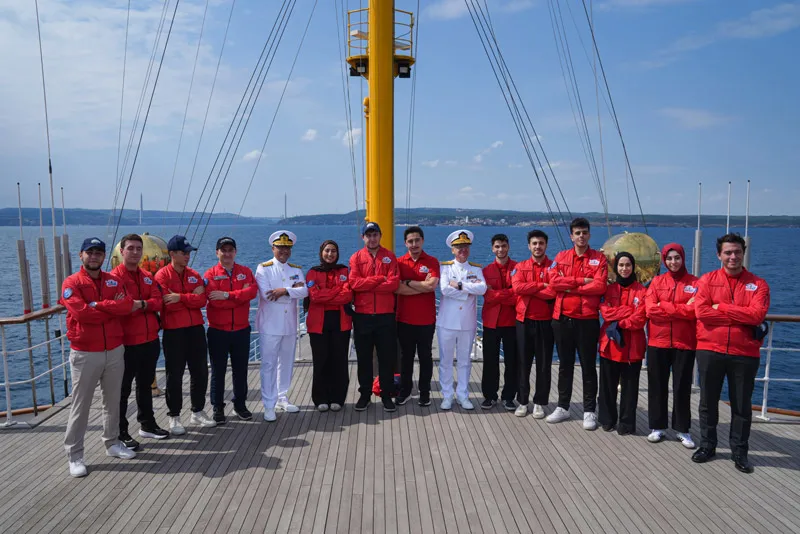 	 Savarona yatıyla Boğaz'daki geçiş törenine katılacak gençler duygularını AA'ya anlattı