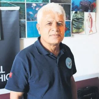 Ensar Kerdige, 21 yıldır takım elbise ile sokakları temizliyor (Yaşam haberleri)-5